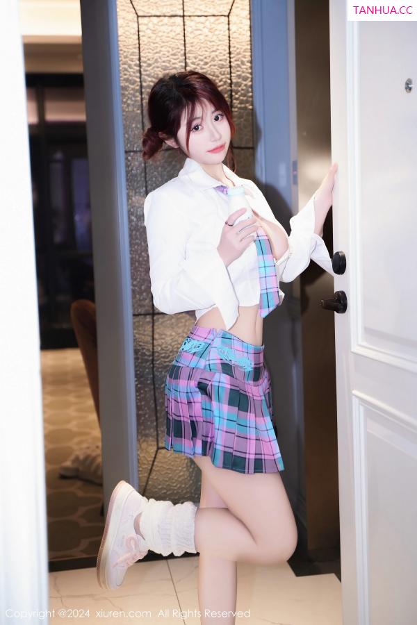 美七Mia  [XiuRen]高清写真图 2024.01.25 No.8015 美七Mia 短裙美腿第28张图片